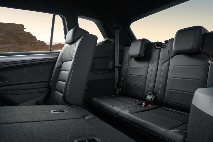 Интерьер Volkswagen Tiguan Allspace R-Line 2018 года  (AU) (фото 35 из 40)